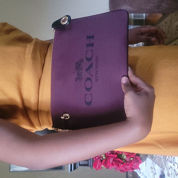 turnlock pouch 26 with horse and carriage